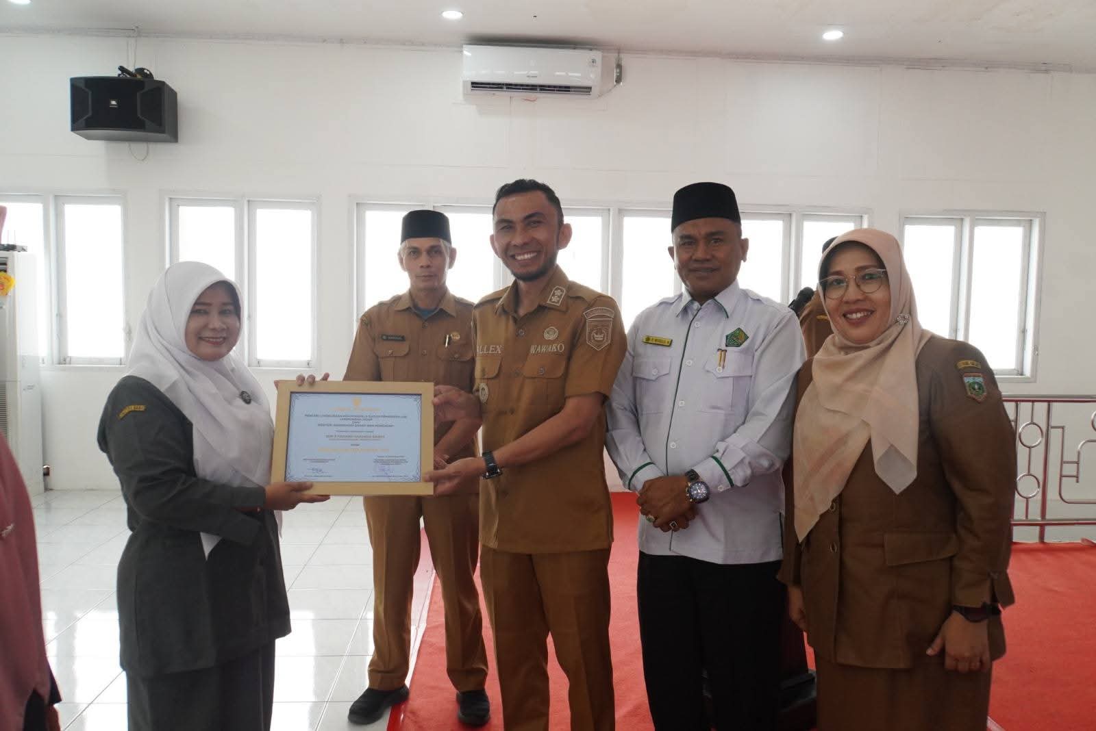 Wawako Allex saat serahkan penghargaan.